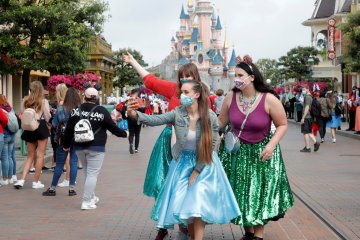 Di Hong Kong ditutup, Disneyland di Paris dibuka lagi