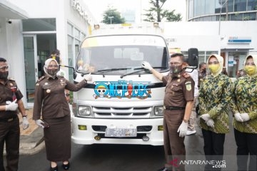 Kejati DKI salurkan 2.550 paket sembako untuk warga terdampak COVID-19