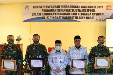 Bupati Aceh Barat raih penghargaan akseptor KB terbaik di Aceh