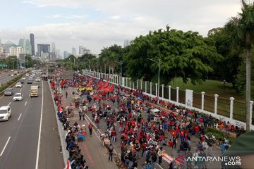 Perwakilan massa yang menolak RUU Cipta Kerja masuk Gedung DPR