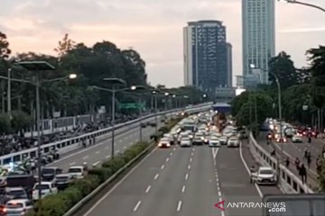 Arus lalu lintas di Tol Cawang-Grogol sempat dihentikan