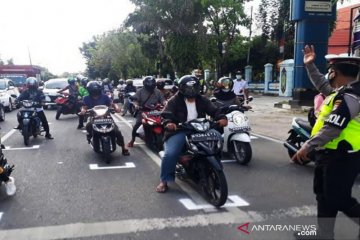 Polres Palangka Raya terapkan jarak sosial di jalan raya