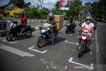 Jaga jarak antar motor dengan marka