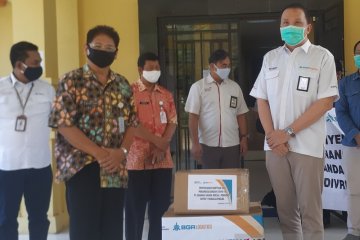 Warga terdampak COVID-19 terima sembako dari PT BRG Pangkalpinang