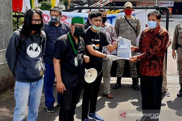 Mahasiswa dan warga Purwokerto berunjuk rasa menolak Omnibus Law