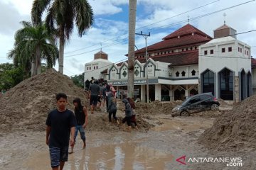Empat sekolah di Luwu Utara tertimbun lumpur dan digenangi air