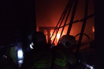 Arus pendek picu kebakaran pabrik cat di Tegal Alur