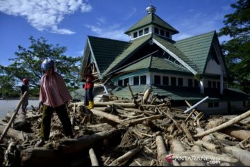 Sebanyak 14.483 jiwa mengungsi karena banjir bandang Luwu Utara