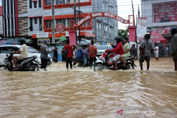 Kemarin banjir melanda Sorong, aturan setoran biaya umrah dipersoalkan