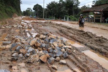 Jalan Trans Sulawesi rusak