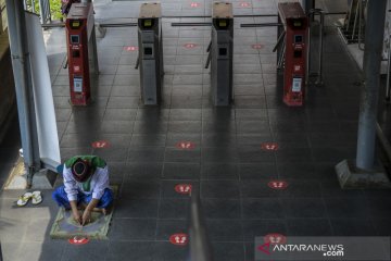 Shalat jumat di stasiun Kampung Bandan