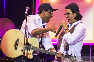 Nyanyi sambil main gitar, salah satu kiat Sri Mulyani rileks dan bugar