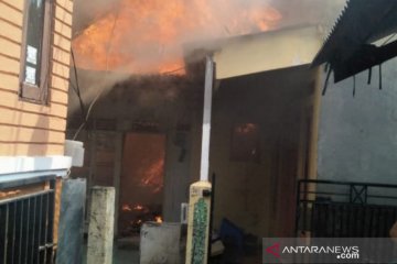 Enam kontrakan dan dua rumah terbakar di Pulo Gebang
