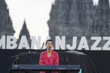 Frau bikin adem senja di Prambanan Jazz