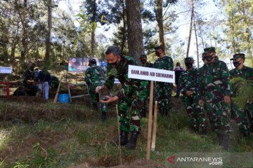 Alumni AKABRI 1995 tanam 2.500 bibit pohon di lereng Gunung Lawu