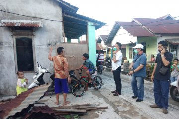 Korban angin puting beliung di Pontianak-kalbar dibantu material