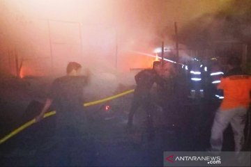 Tiga unit mobil damkar padamkan kebakaran rumah di Jakarta Utara