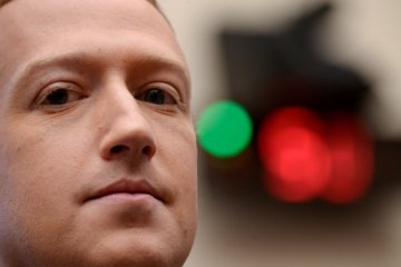 Mark Zuckerberg pakai "sunscreen" berlebih saat berselancar di Hawaii
