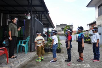 Guru TK di Medan ini rela mengajar di rumah siswanya