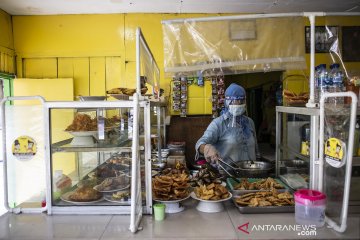 Penerapan protokol kesehatan di warteg