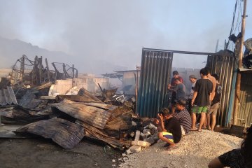 Ratusan kios pedagang di Pasar Youtefa Abepura ludes terbakar