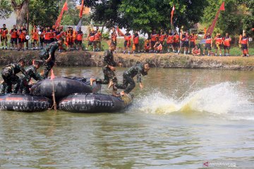 Lomba renang rintangan Marinir