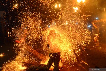 Tradisi Perang Obor tetap berlangsung di tengah pandemi COVID-19