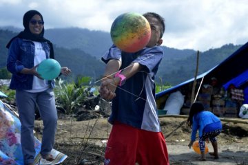 BERMAIN DI TENDA PENGUNGSIAN