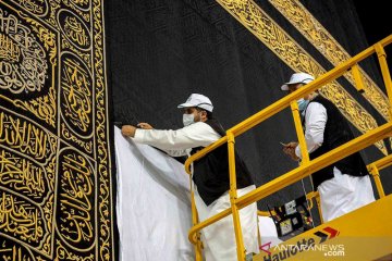 Proses menaikkan Kiswah Ka'bah menjelang pelaksanaan ibadah haji
