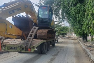 PT PP kerahkan alat berat buka jalan akibat banjir di Luwu Utara