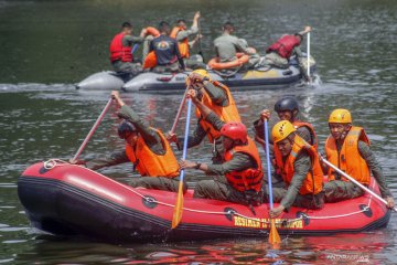 Latihan peningkatan kemampuan SAR Brimob