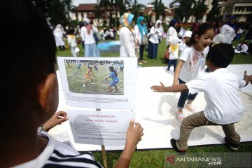 Adaptasi kebiasaan baru, atur "screen time" dan jaga anak tetap aktif