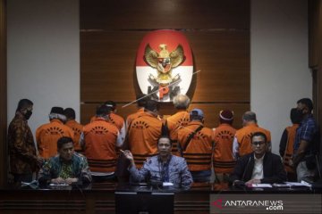 KPK TAHAN 11 ORANG MANTAN ANGGOTA DPRD SUMUT