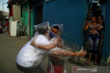 Siasat "hug kit" untuk pelukan yang aman saat pandemi COVID-19