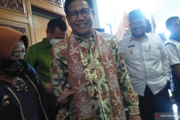 Mendes PDTT dapat syal batik etnik produksi IKM saat tiba di Pariaman