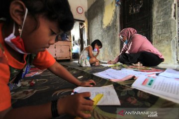 Guru mengajar di rumah siswa