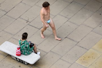 Nyaris tanpa busana, seorang pria hanya pakai masker di Oxford Street