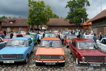 Parade mobil peringati 50 tahun merek Lada