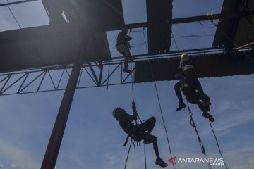 Latihan penyelamatan di ketinggian