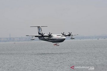 China uji coba pesawat amfibi berbadan lebar AG600-1003