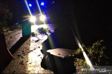 Jalur Kelok 44 Agam ditutup akibat jalan amblas di Kelok 10