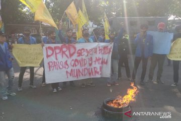 Diwarnai bakar ban, mahasiswa desak DPRD Bogor bentuk pansus COVID-19