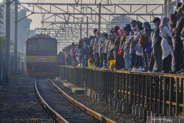 Penumpang KRL hari ini diprediksi capai rekor lagi, tembus 420 ribu