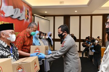 Polri bagikan 1.748 paket sembako untuk purnawirawan/warakawuri Polri