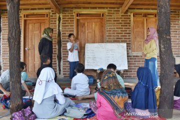 Belasan pemuda di Bandung jadi relawan mengajar gratis