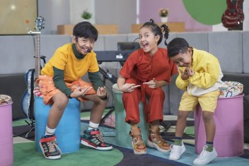 Ketiga anak Widi Mulia berkolaborasi rilis lagu "Jajan"