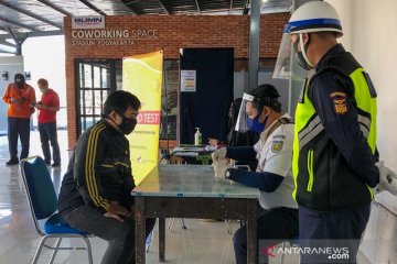 Penumpang kereta terbantu "rapid test" COVID di Stasiun Tugu