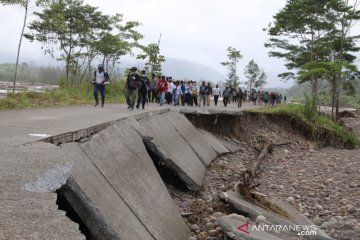 Jalan trans Papua Mimika terputus