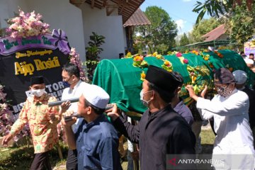 Pemakaman budayawan Ajip Rosidi