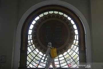 Penyemprotan disinfektan jelang shalat Idul Adha